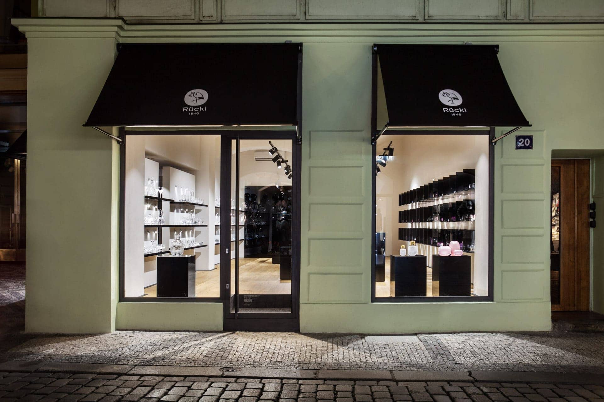 Vybavení prodejny Rückl Flagship store hlavní vchodové dveře do obchodu