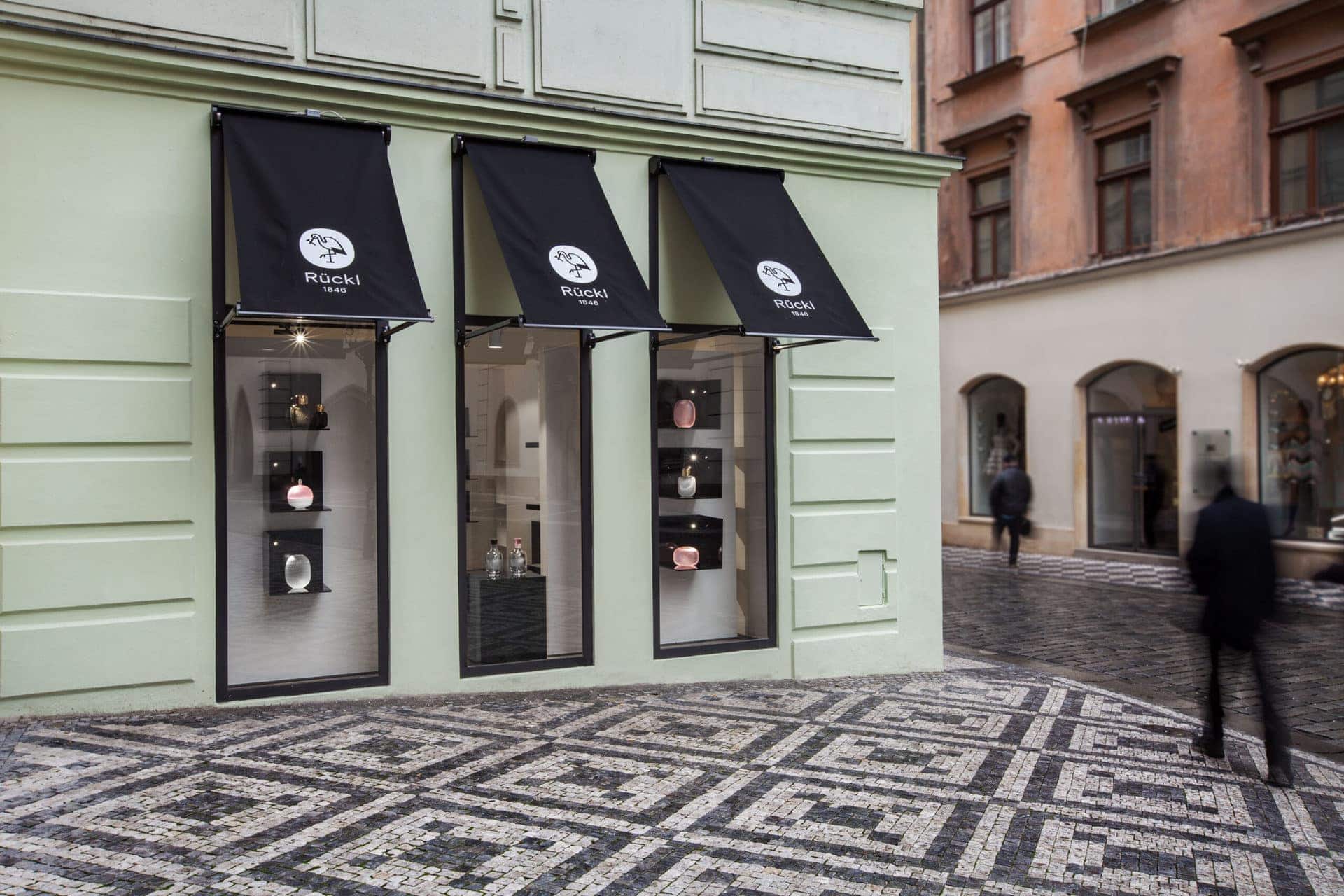 Vybavení prodejny Rückl Flagship store výloha obchodu