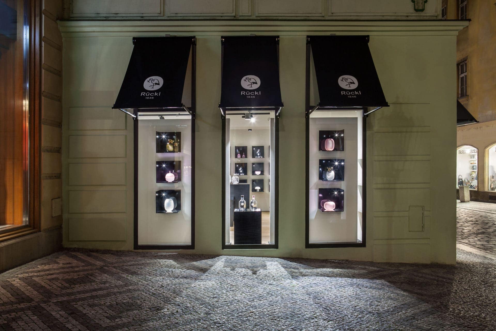 Vybavení prodejny Rückl Flagship store skleněná výloha od MY DVA