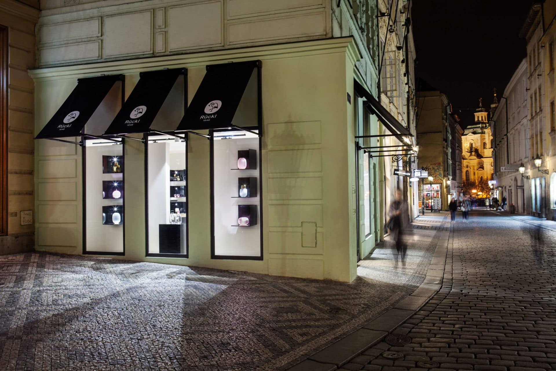 Vybavení prodejny Rückl Flagship store exteriér prodejny v noci