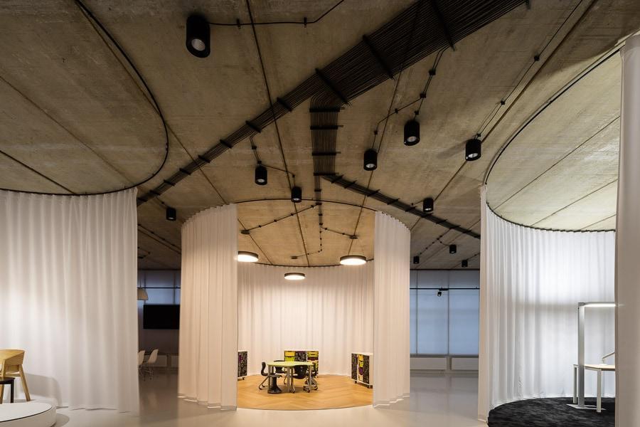 GALERIE MY DVA, dům z židlí... interiér galerie my dva