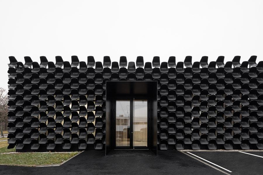 GALERIE MY DVA, dům z židlí... showroom brno z černých židlí