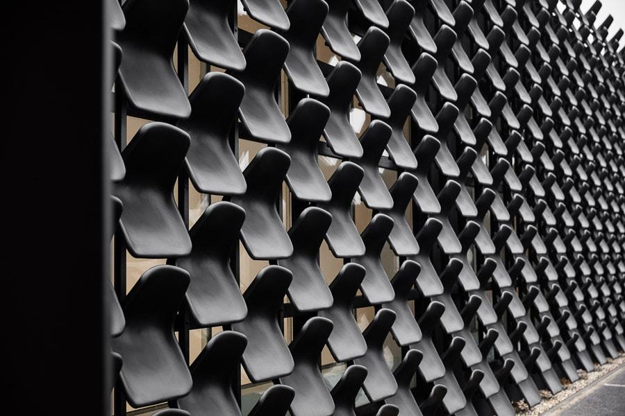 GALERIE MY DVA, dům z židlí... Fasáda z židlí