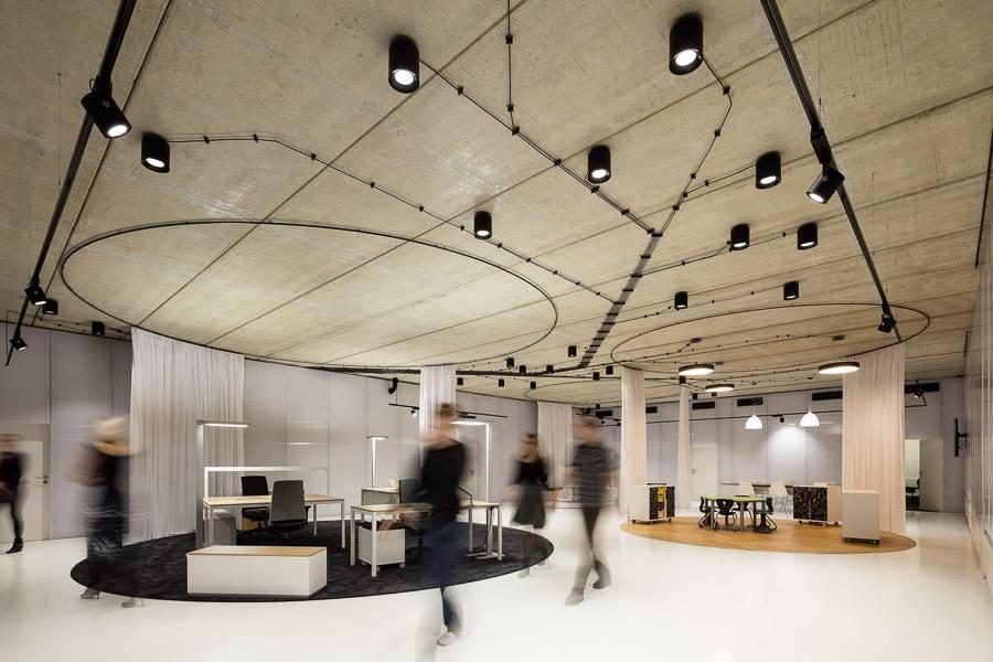 GALERIE MY DVA, dům z židlí... showroom rozdělený do kruhů