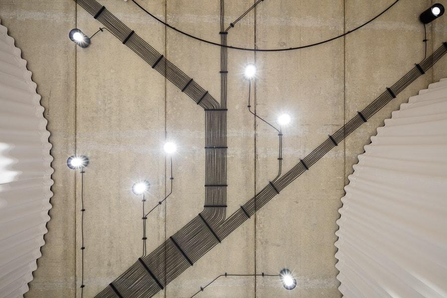 GALERIE MY DVA, dům z židlí... betonový strop s přiznanými kabely