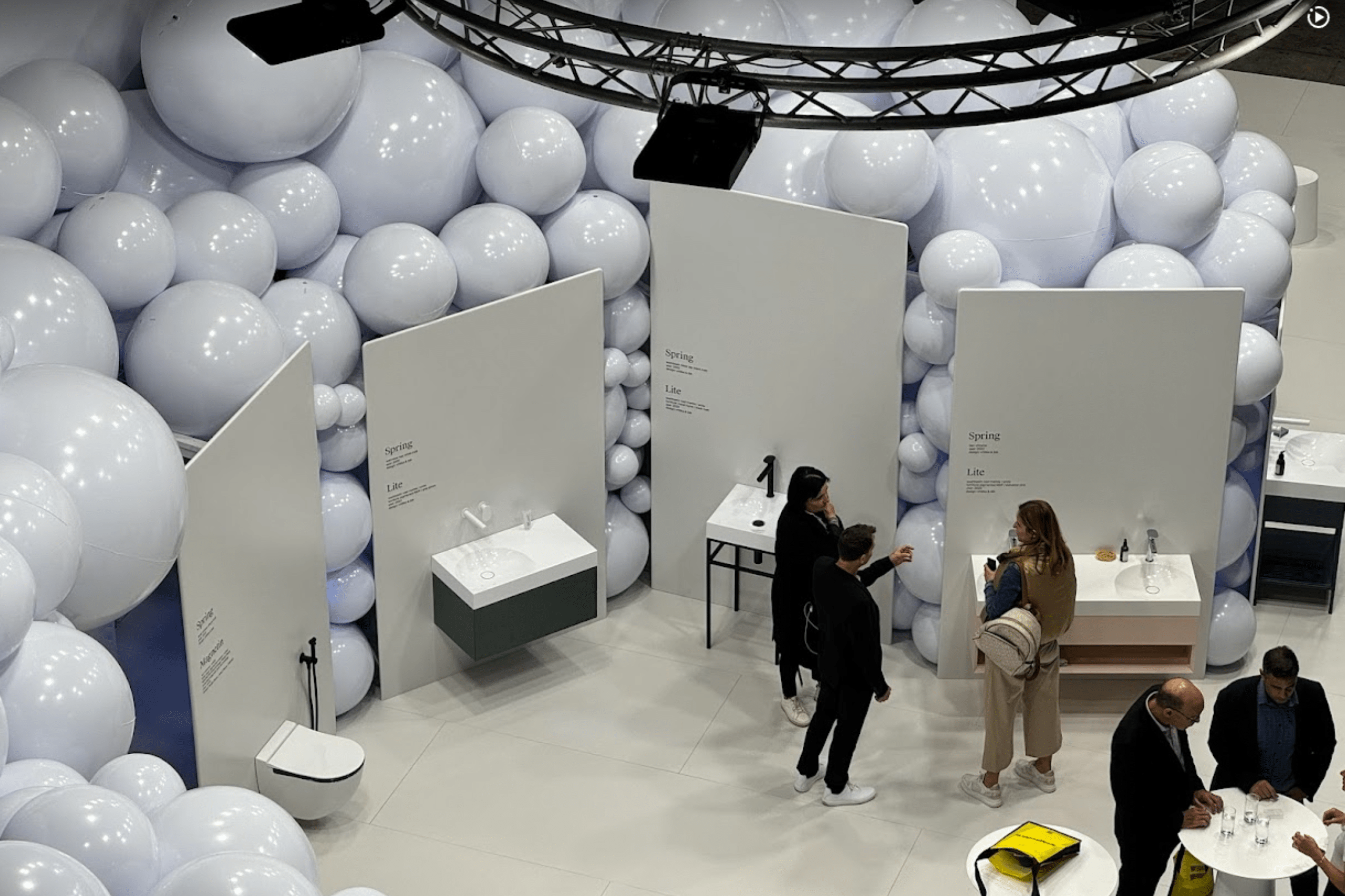 Splitter von der Messe in Mailand 2024 - Trends im Möbeldesign Expozice společnosti Ravak na veletrhu Salone del Mobile.Milano