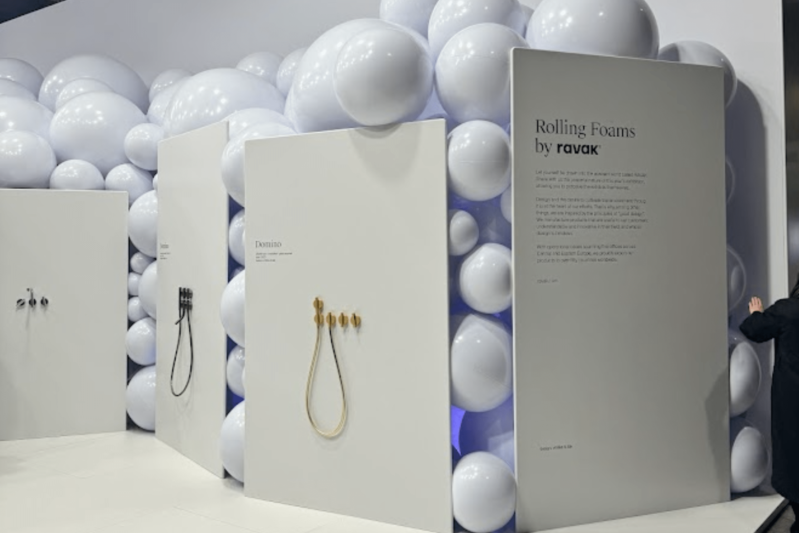 Splitter von der Messe in Mailand 2024 - Trends im Möbeldesign Stánek společnosti Ravak na veletrhu Salone del Mobile.Milano