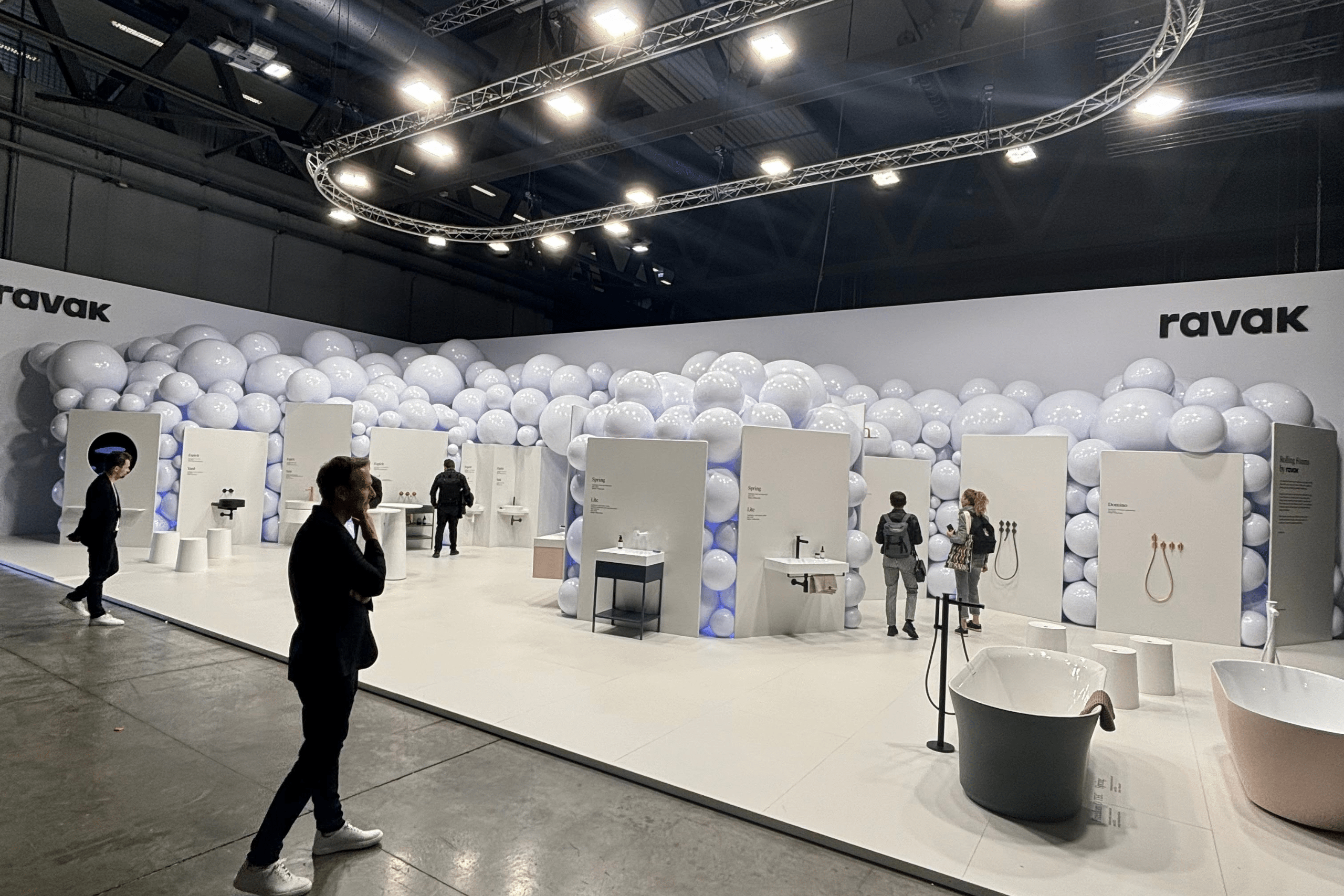 Splitter von der Messe in Mailand 2024 - Trends im Möbeldesign Celkový pohled na stánek společnosti Ravak na veletrhu Salone del Mobile.Milano