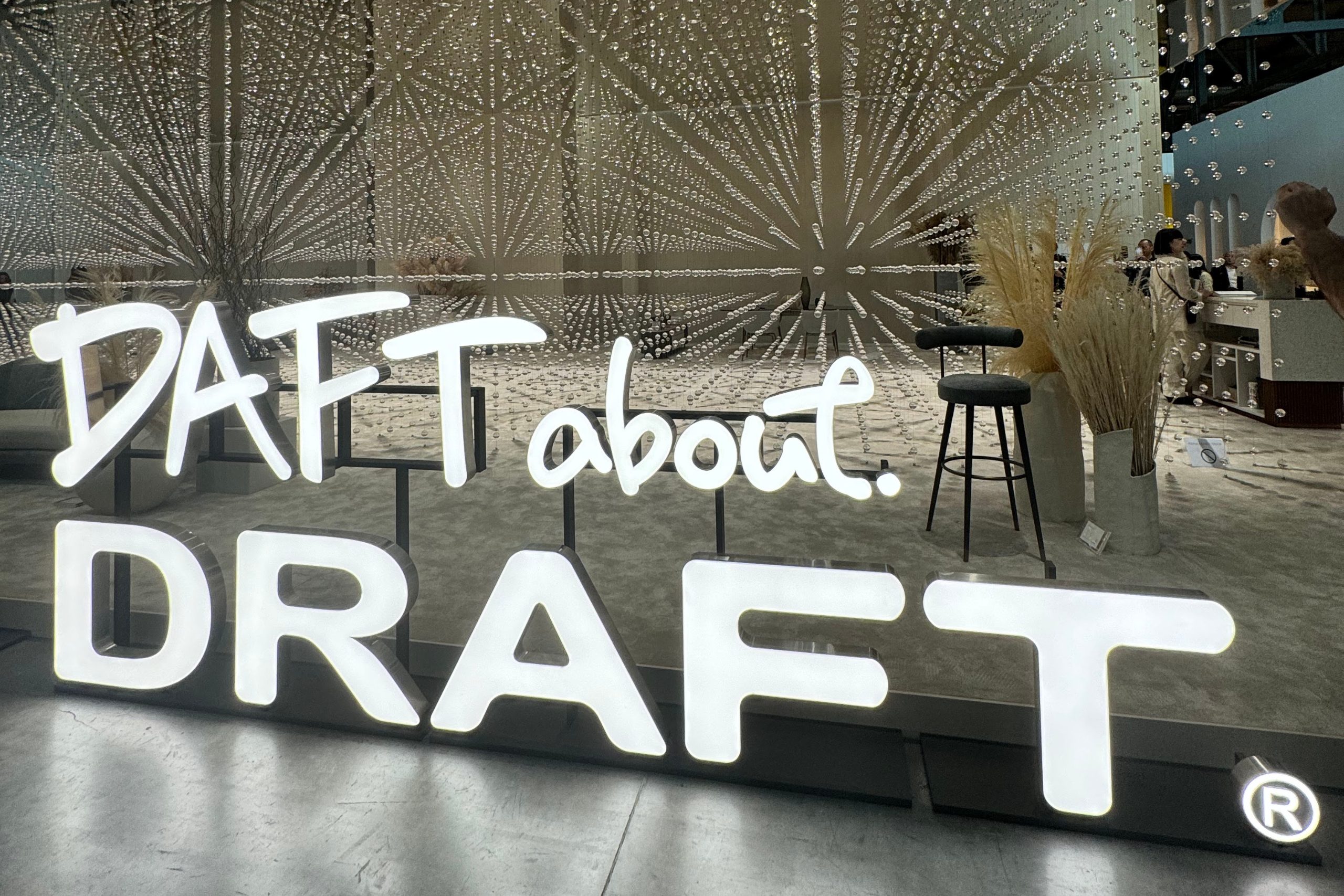 Splitter von der Messe in Mailand 2024 - Trends im Möbeldesign Stánek společnosti Daft about Draft na veletrhu Salone del Mobile.Milano