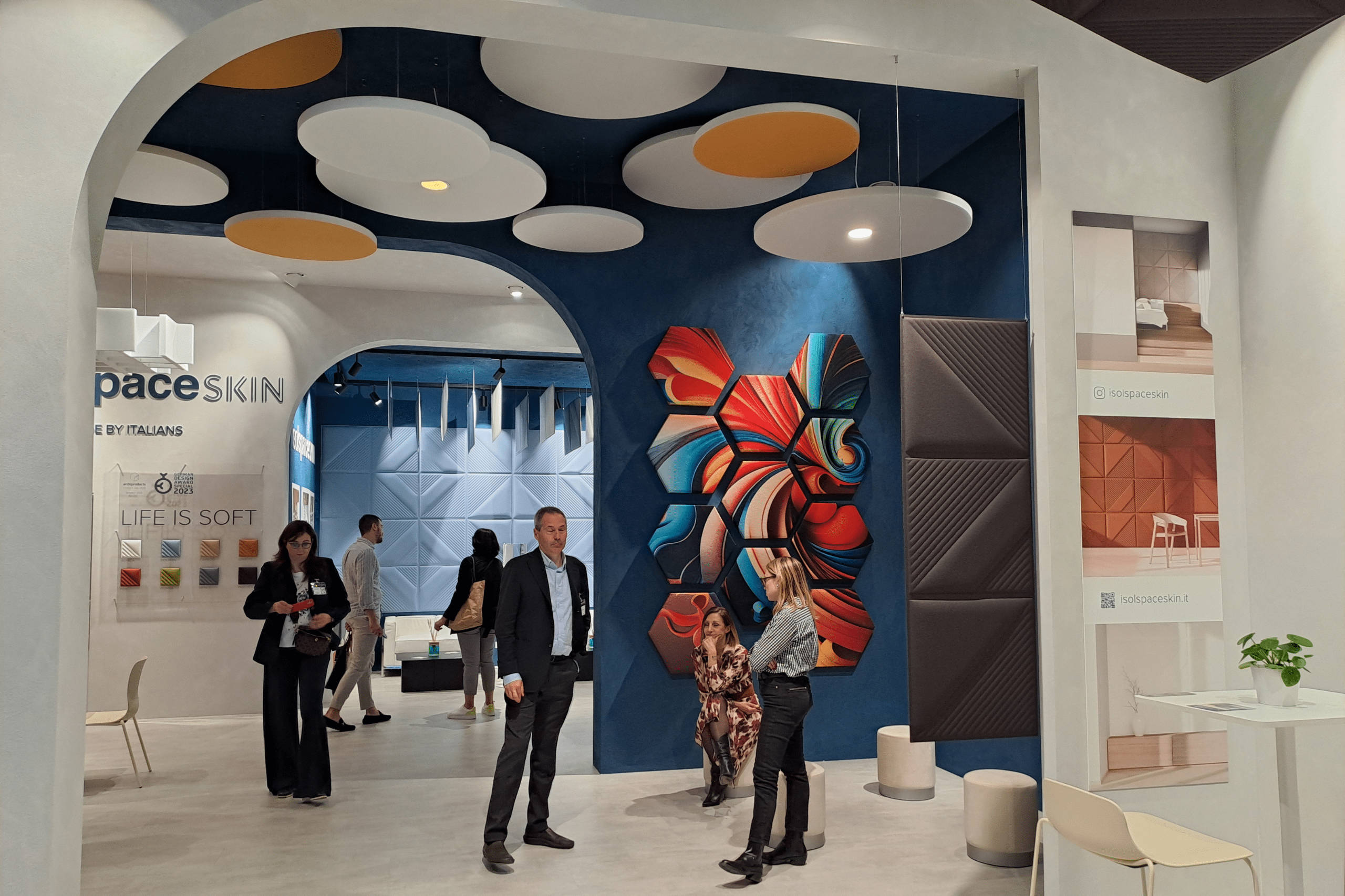 Splitter von der Messe in Mailand 2024 - Trends im Möbeldesign Akustické panely od společnosti Isolspace Skin na veletrhu Salone del Mobile.Milano